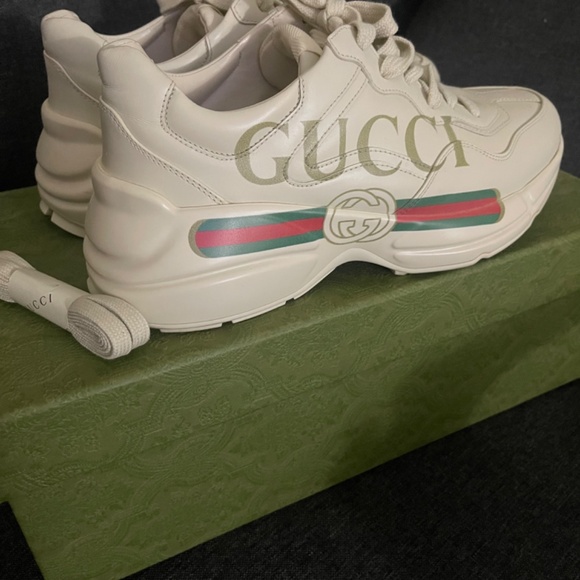 **Authentic* WOMEN'S RHYTON GUCCI LOGO LEATHER SNEAKER - Picture 4 of 8